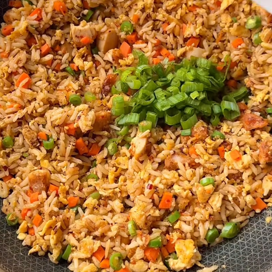 Riz sauté aux œufs et au poulet